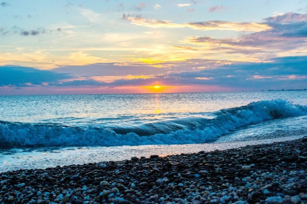 Какое завтра море. День моря. Всемирный день моря. Цветные моря фото. Праздник на море.