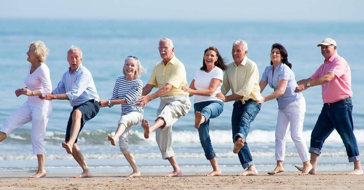 Активное социальное долголетие. Счастливые пенсионеры. Здоровый счастливый человек. Здоровый радостный человек. Здоровый образ жизни для пожилых людей.