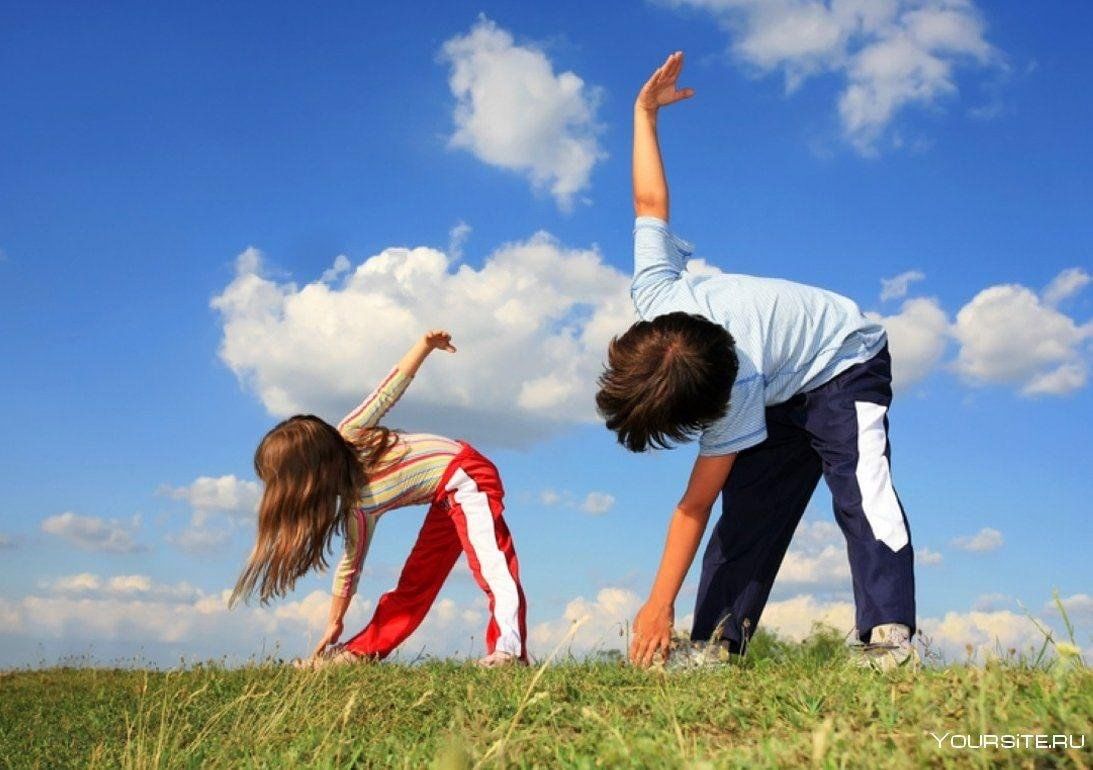 Семья занимается спортом на природе