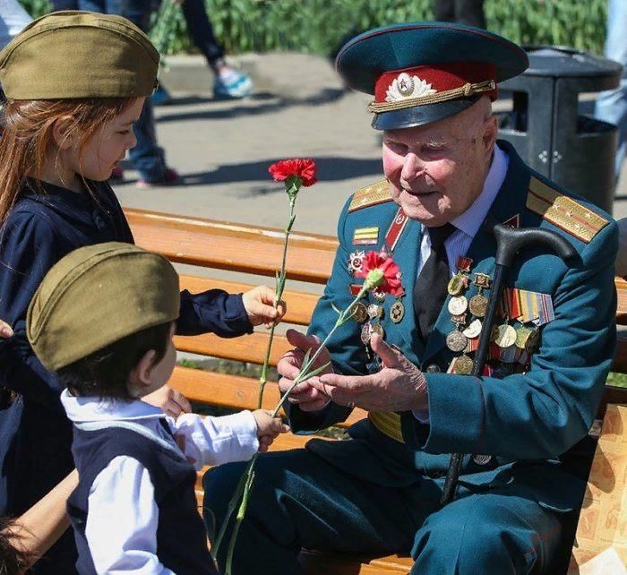 Фото девочка и ветеран