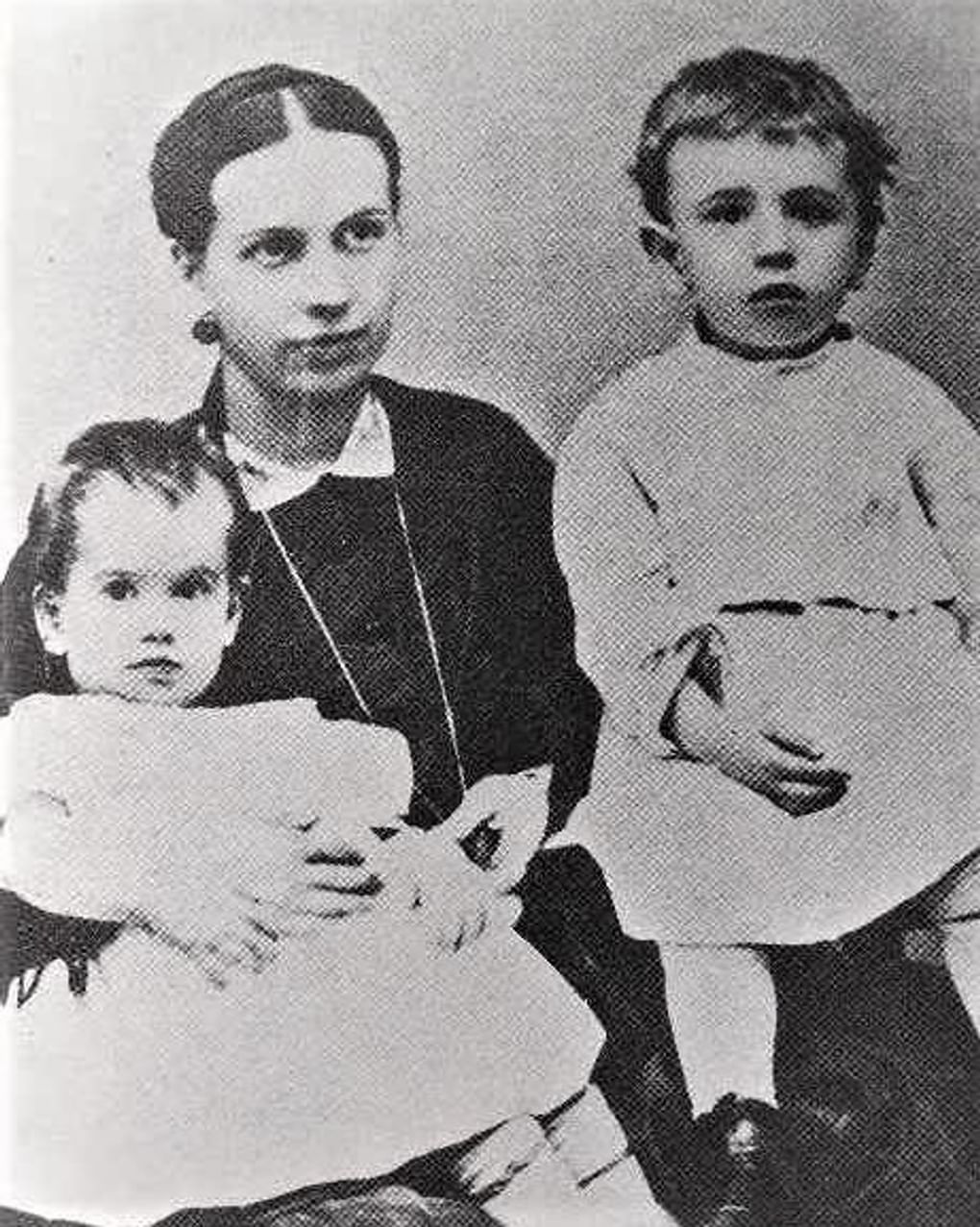 Софья Толстая с детьми Сергеем и Татьяной. Фотография: <a href="https://commons.wikimedia.org/wiki/File:Sofia_Tolstaya_with_Sergej_and_Tatjana_(1867).jpg" target="_blank">commons.wikimedia.org</a>