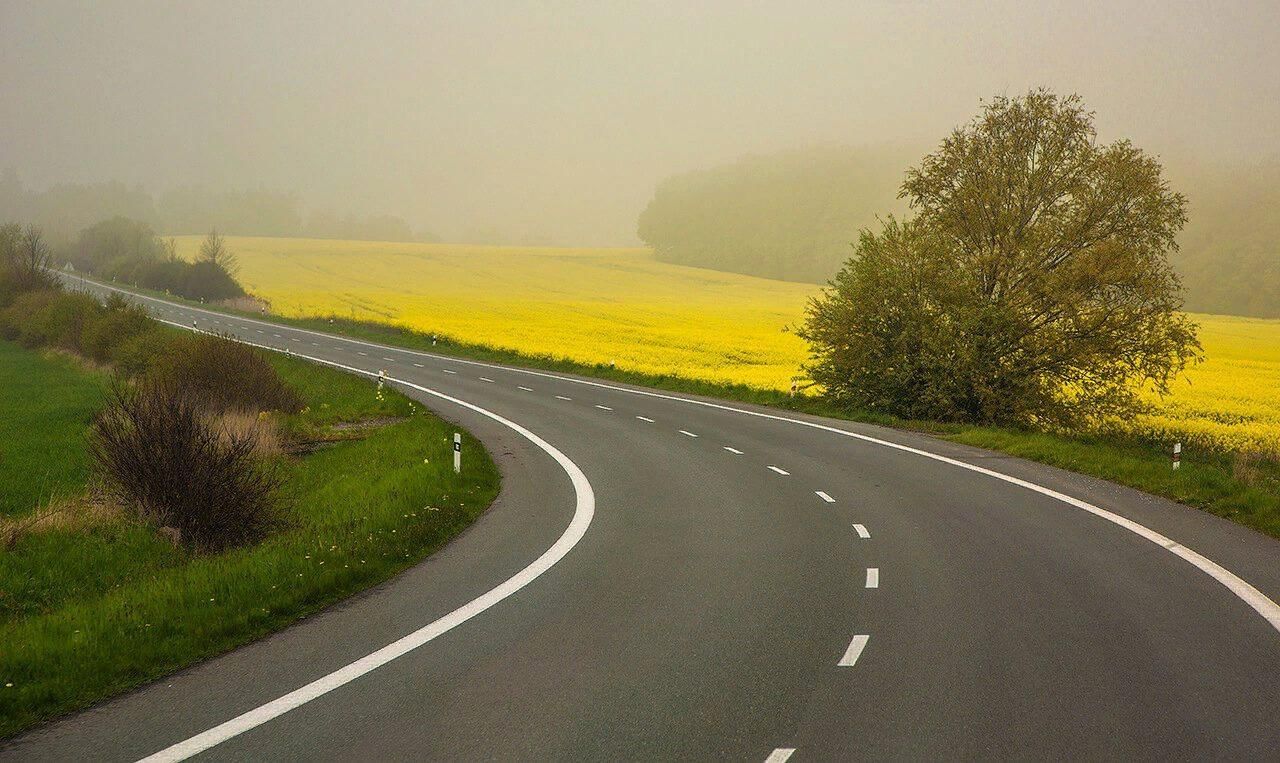 Видна дорога. Дорога. Широкая дорога. Загородная дорога. Дорога поворот.