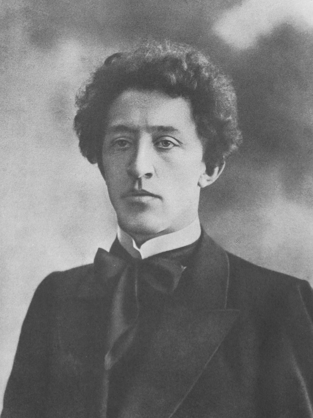 Поэт Александр Блок. 1903 год. Фотография: <a href="https://commons.wikimedia.org/wiki/File:Alexander_Blok.jpeg" target="_blank" rel="noopener">Wikimedia Commons</a> / <a href="https://creativecommons.org/publicdomain/mark/1.0/deed.ru" target="_blank" rel="noopener">Public Domain</a>