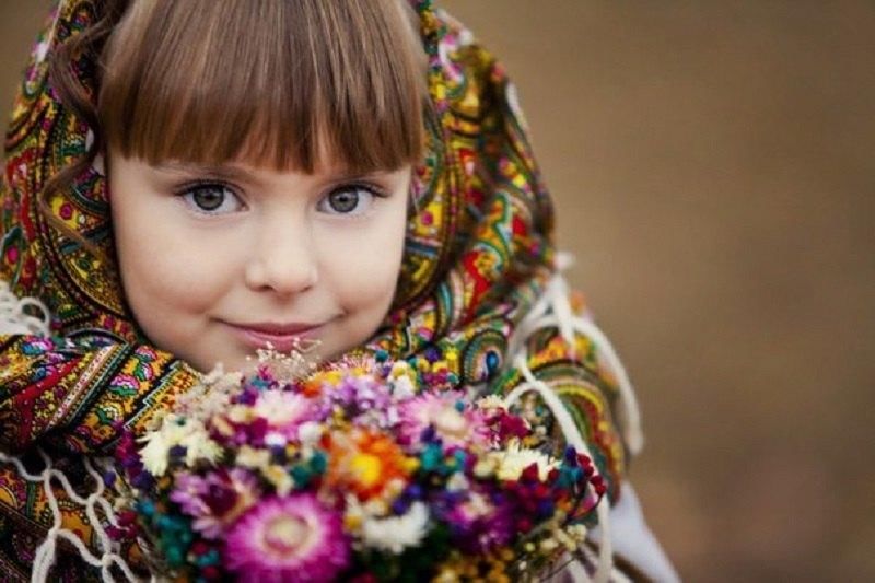Девочка в русском платке