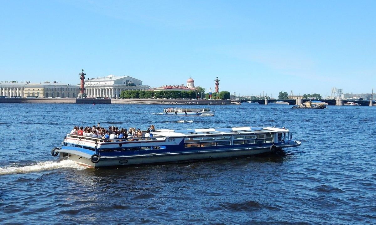 Прогулки на катере по реке
