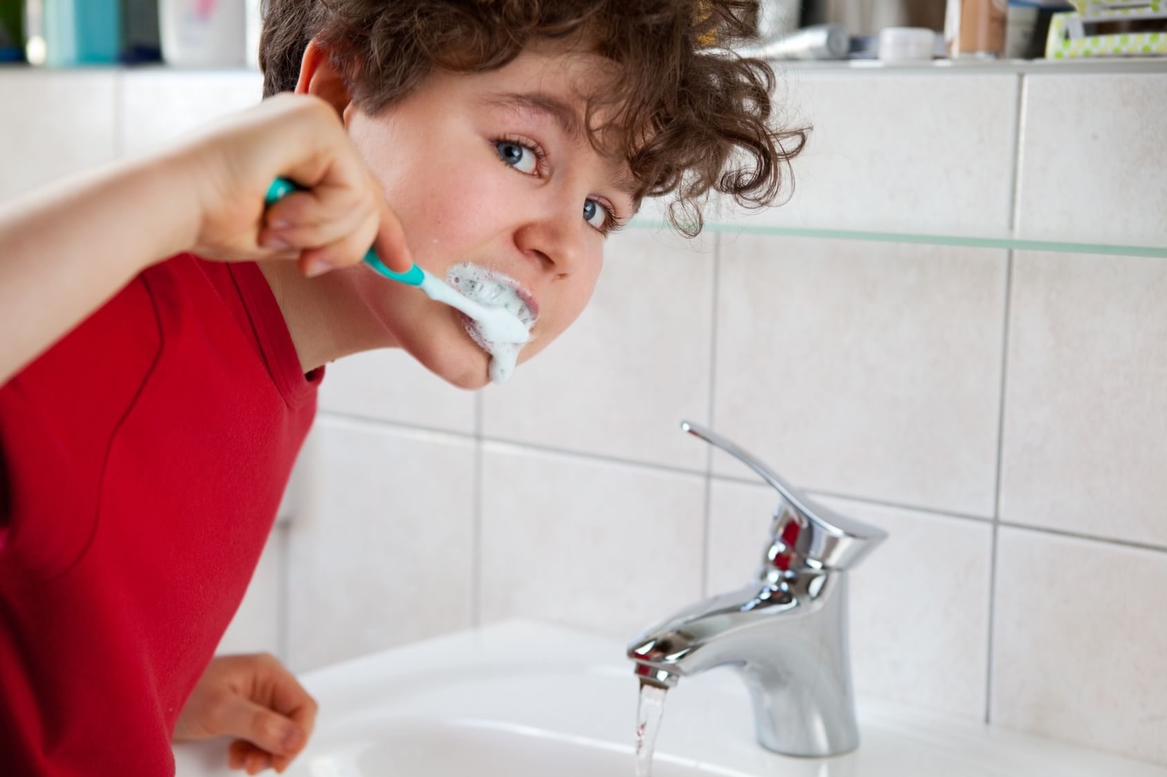 I wash and clean my teeth. Ребенок умывается. Умывание ребенка. Гигиена для детей. Подросток умывается.