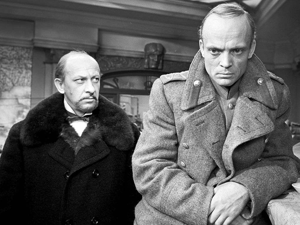 Владислав Дворжецкий (справа) в роли Романа Хлудова и Евгений Евстигнеев в роли Парамона Корзухина в художественном фильме Александра Алова и Владимира Наумова «Бег» (1970)