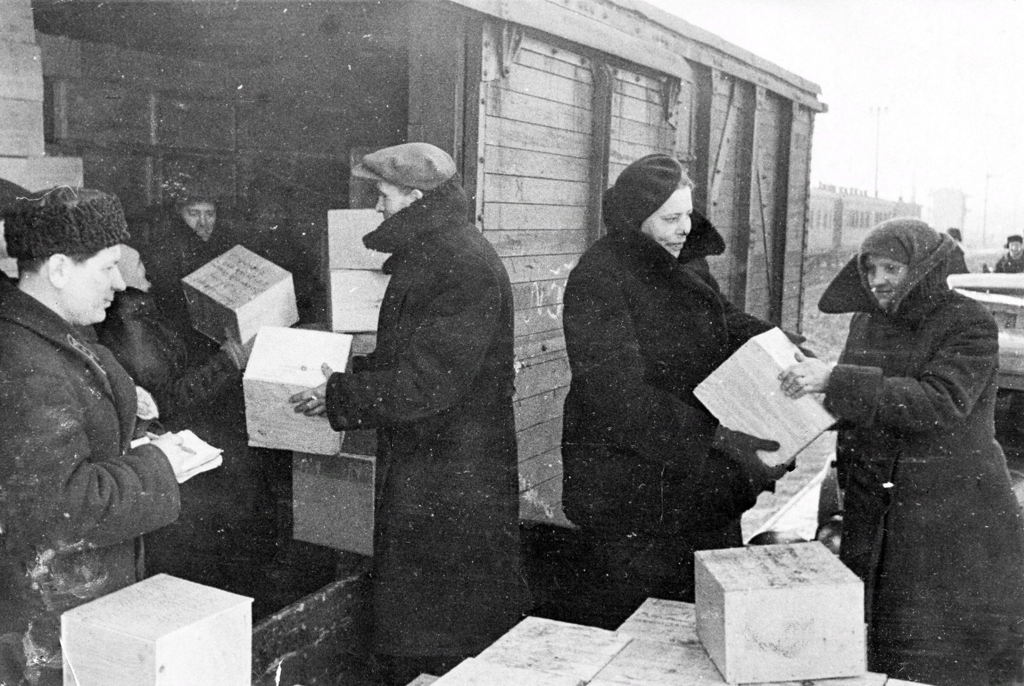 История отечественных архивов. Почтальон в блокадном Ленинграде. Куйбышев 1941 год. Посылка на фронт ВОВ.
