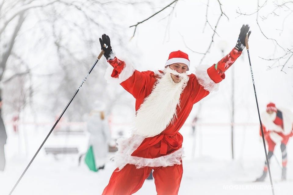Новый год спортсмена. Дед Мороз на лыжах. Новый год лыжи. Дед Мороз лыжник. Дед Мороз спортсмен.