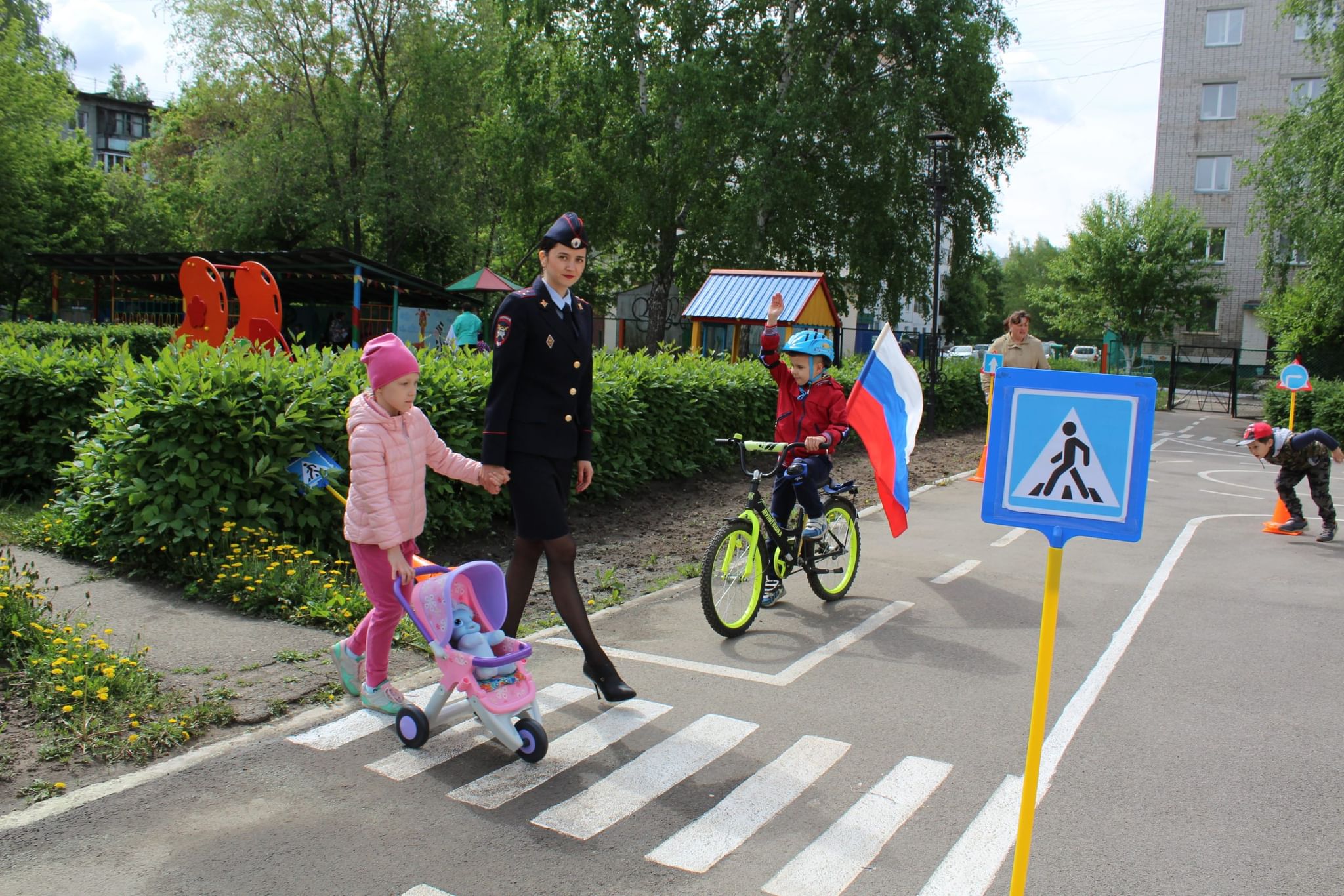 Детский дорожно. Площадка дорожного движения в детском саду. ПДД В детском саду. Площадка по дорожному движению в детском саду. Площадка по ПДД В ДОУ.