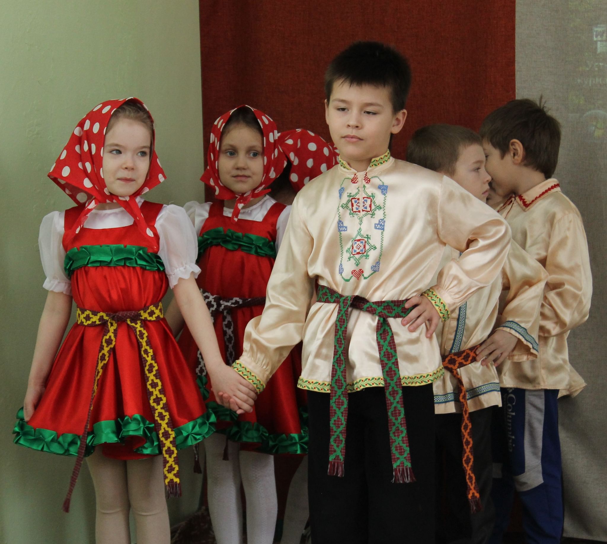 Коми пермяцкий и пермский. Коми пермяцкая детская библиотека. Дети культура Коми Пермяцкого народа. Коми Пермяцкий костюм. Коми пермяцкие костюмы для детей.