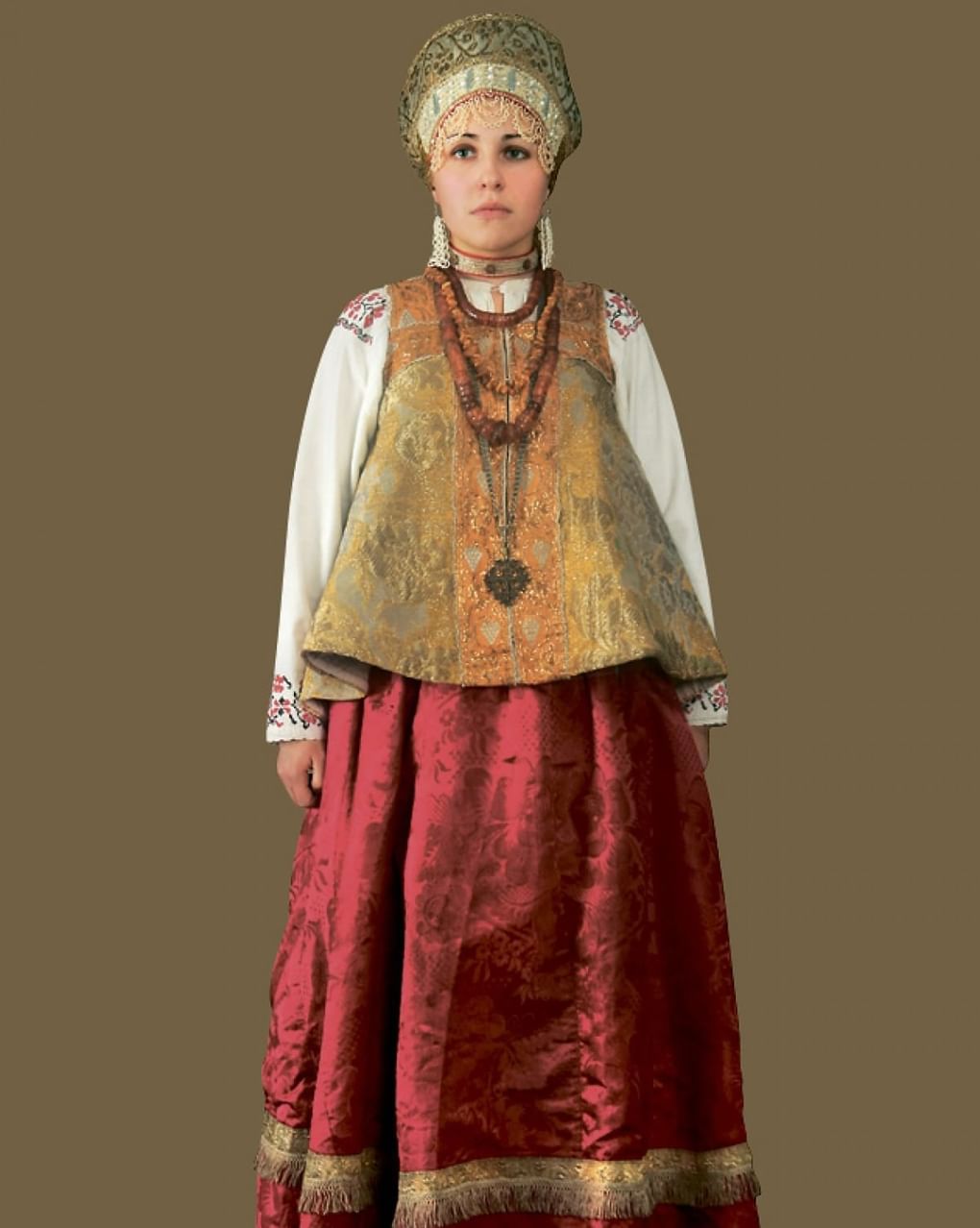 Девичий костюм середины XIX века, Архангельская область. Фотография из альбома С.А. Глебушкина «Традиционный русский костюм ХIХ — начала ХХ века из собрания Сергея Глебушкина» (издательство «Северный паломник», 2008)
