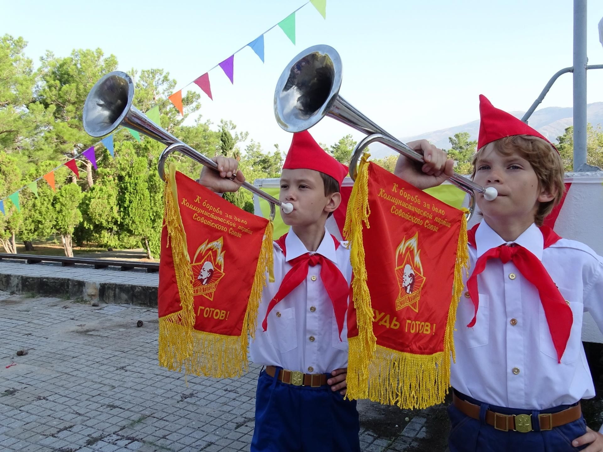 Конкурс 19 мая. Горн пионерии СССР. Пионерский горн горнист. Пионер-горнист СССР. Пионеры Пионерия.