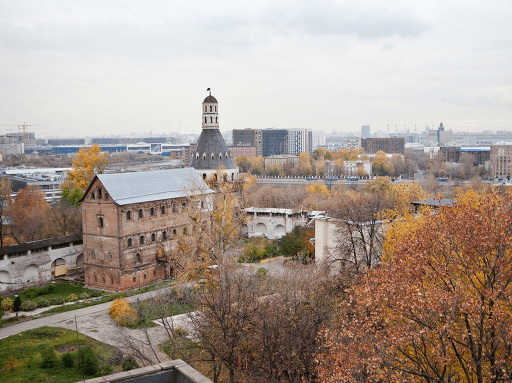 Внутренний двор Симоновского монастыря, Москва. Фотография: Victoria Demidova / фотобанк «Лори»