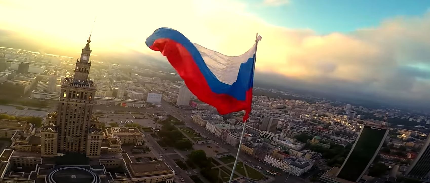 Россия она большая. Красивый российский флаг. Кремль флаг. Флаг РФ на здании. Государство Россия.