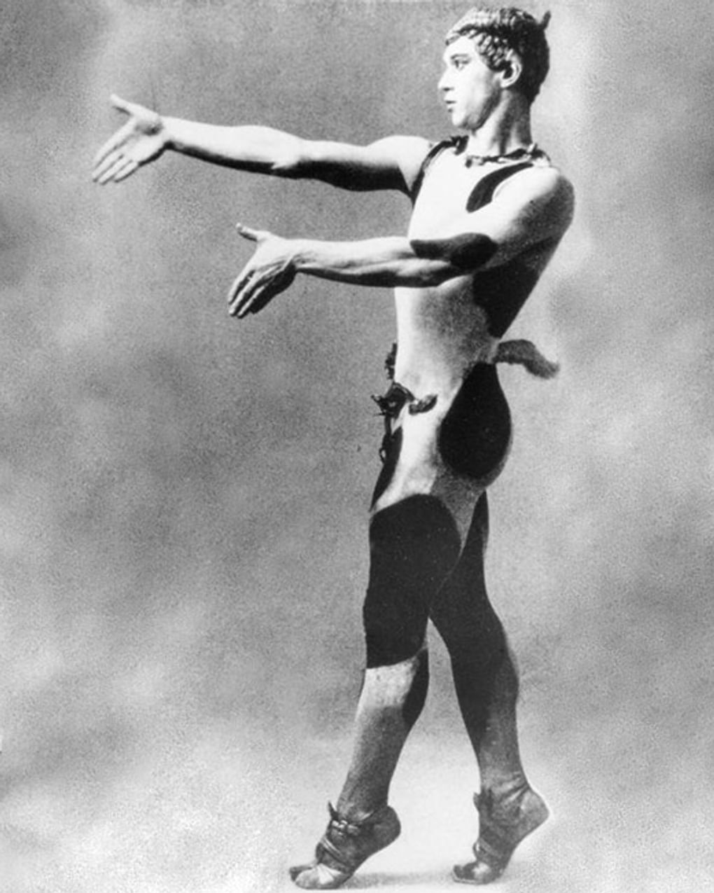 Вацлав Нижинский в сцене балета «Послеполуденный отдых фавна». 1912 год. Фотография: Российский национальный музей музыки, Москва