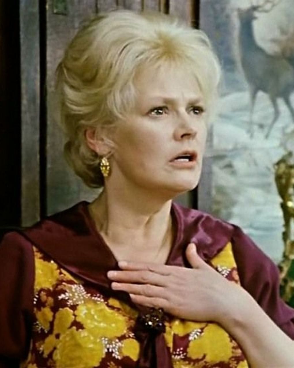 Нина Гребешкова в роли Анны в художественном фильме Леонида Гайдая «Не может быть!» (1975)
