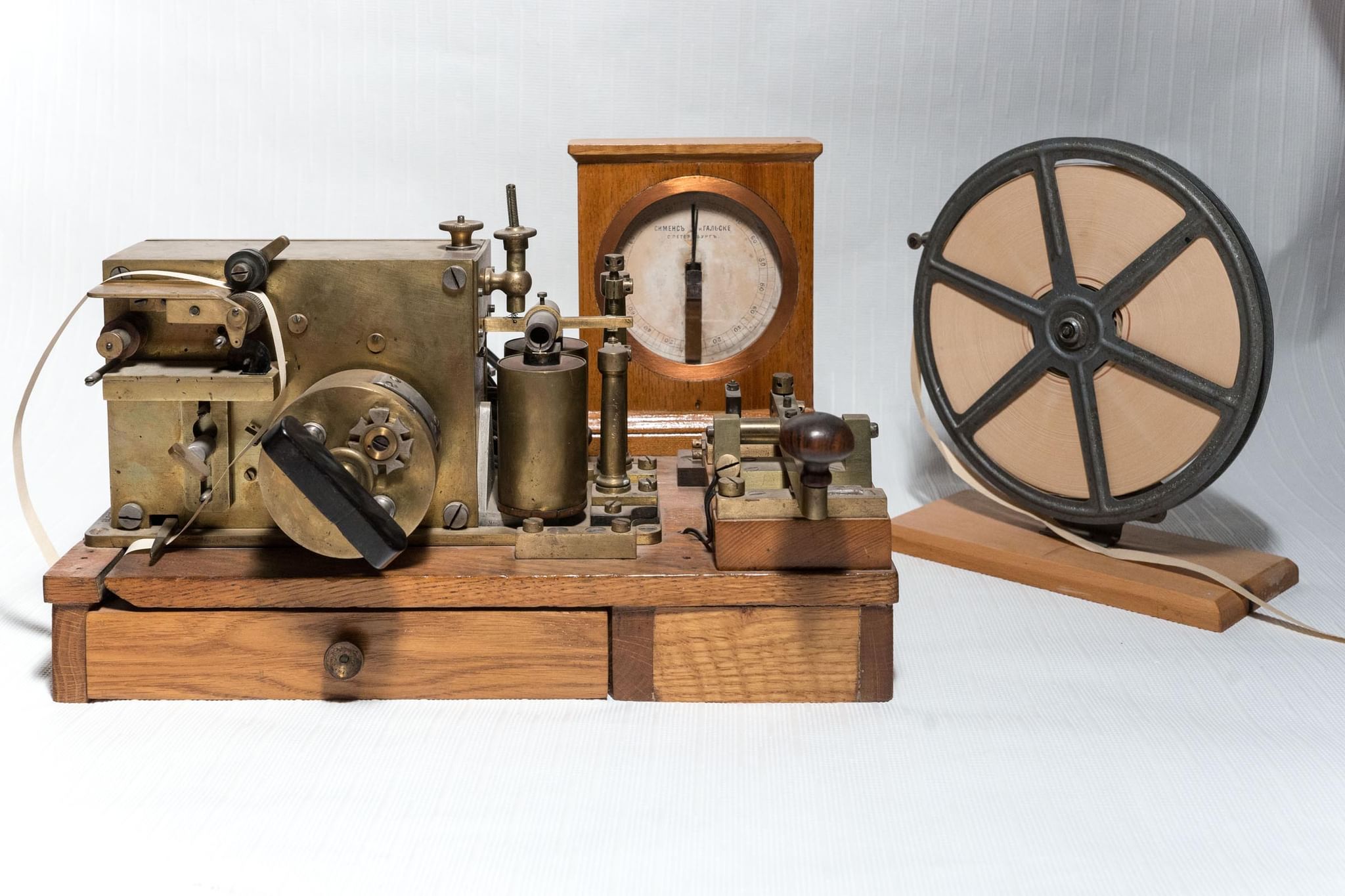 Первые приличный. Электромагнитный телеграфный аппарат Морзе. Первый телеграфный аппарат Морзе. Электромагнитный телеграфный аппарат 1837. Первый электромагнитный Телеграф Морзе.