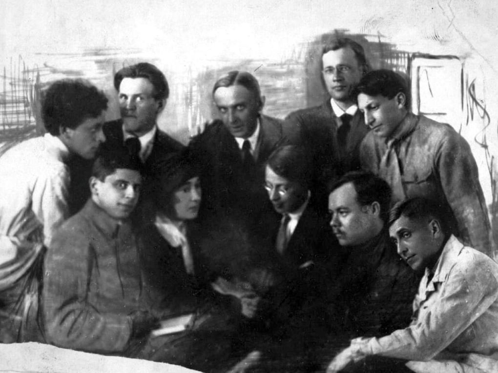Литературная группа «Серапионовы братья». В первом ряду слева направо: Михаил Слонимский, Елизавета Полонская, Николай Никитин, Всеволод Иванов и Михаил Зощенко. Во втором ряду слева направо: Лев Лунц, Николай Тихонов, Константин Федин, Илья Груздев и Вениамин Каверин. Ленинград, 1920-е годы. Фотография: Лев Лунц / Российская национальная библиотека, Санкт-Петербург