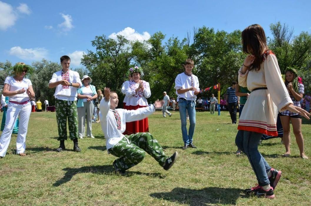 Нара жил. Народные гуляния в деревне. Народные пляски в деревне. Русские народные танцы в деревне. Сельские гуляния.