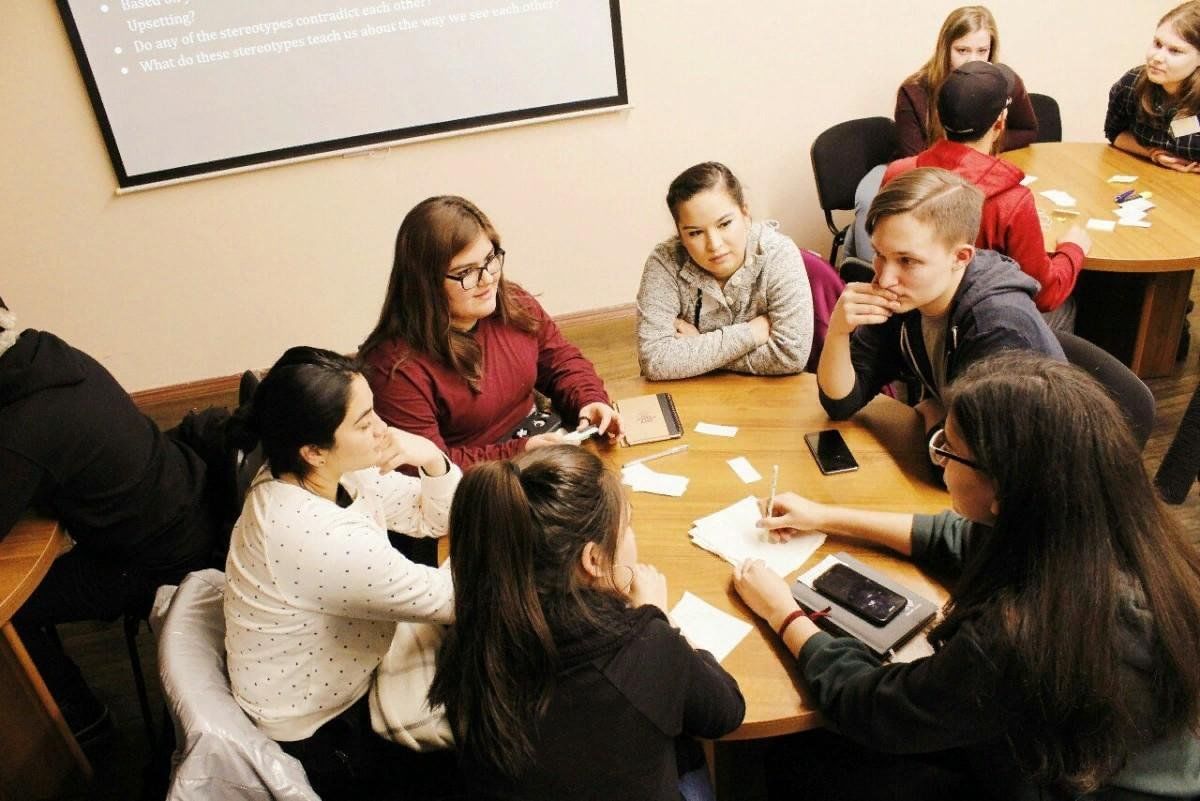 Точка зрения дискуссионна. Дискуссионный клуб. Студенческий дискуссионный клуб. Дискуссионный. Клуб дискуссий.