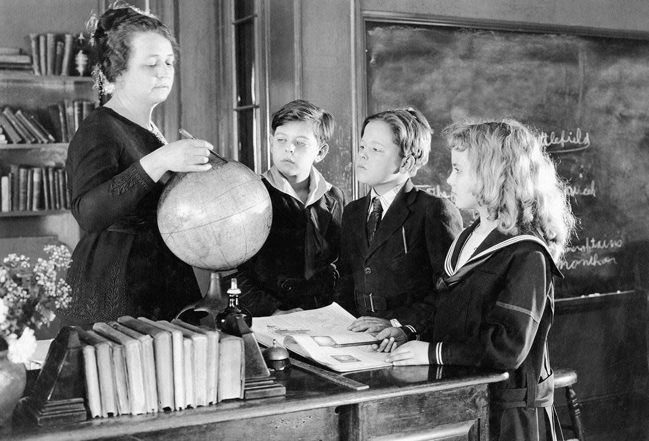 Учитель 19 века с глобусом
