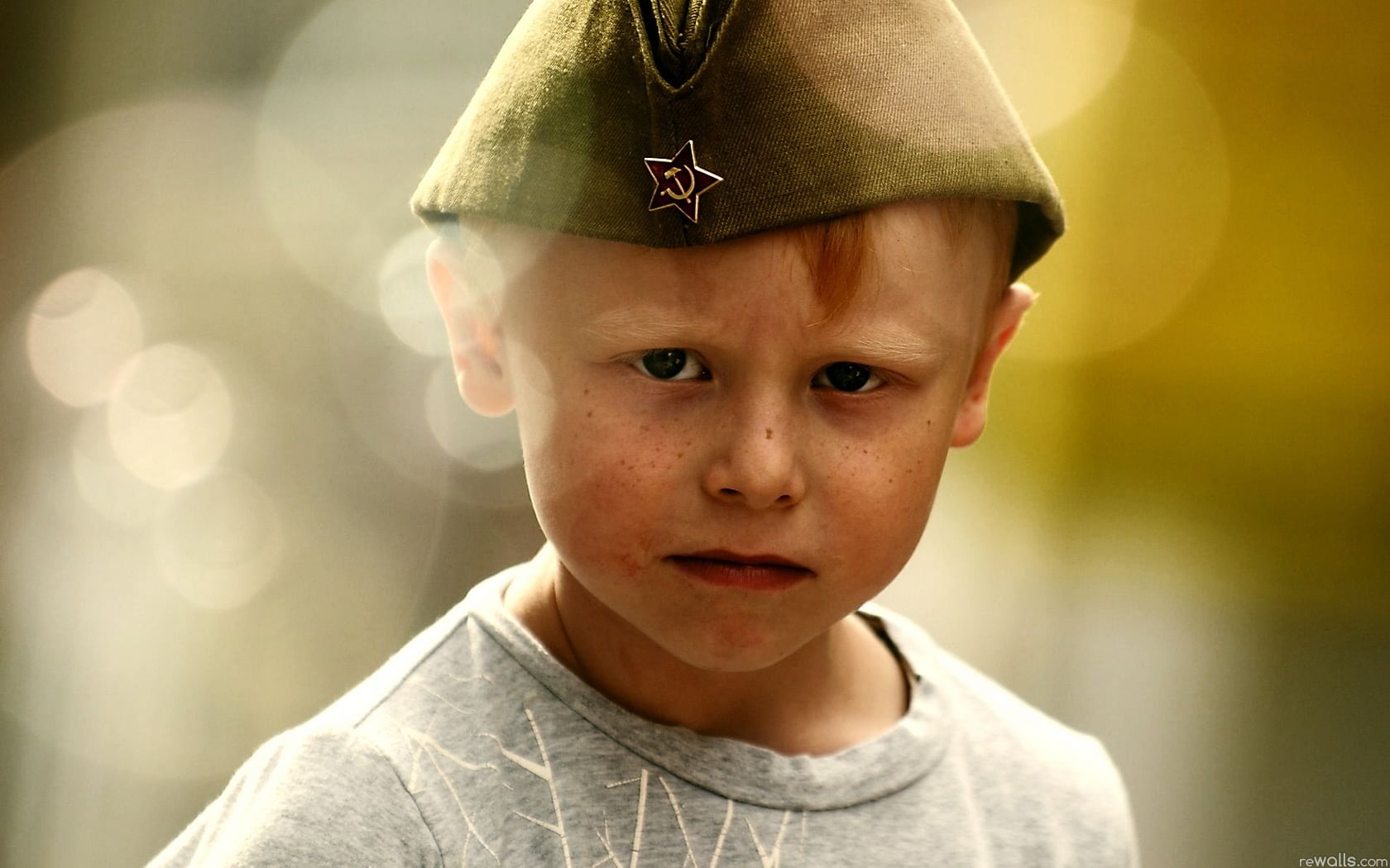 Мальчик лет пятнадцати герой. Ребенок в фуражке. Мальчик солдат. Малыш в военной форме. Мальчишки солдаты.