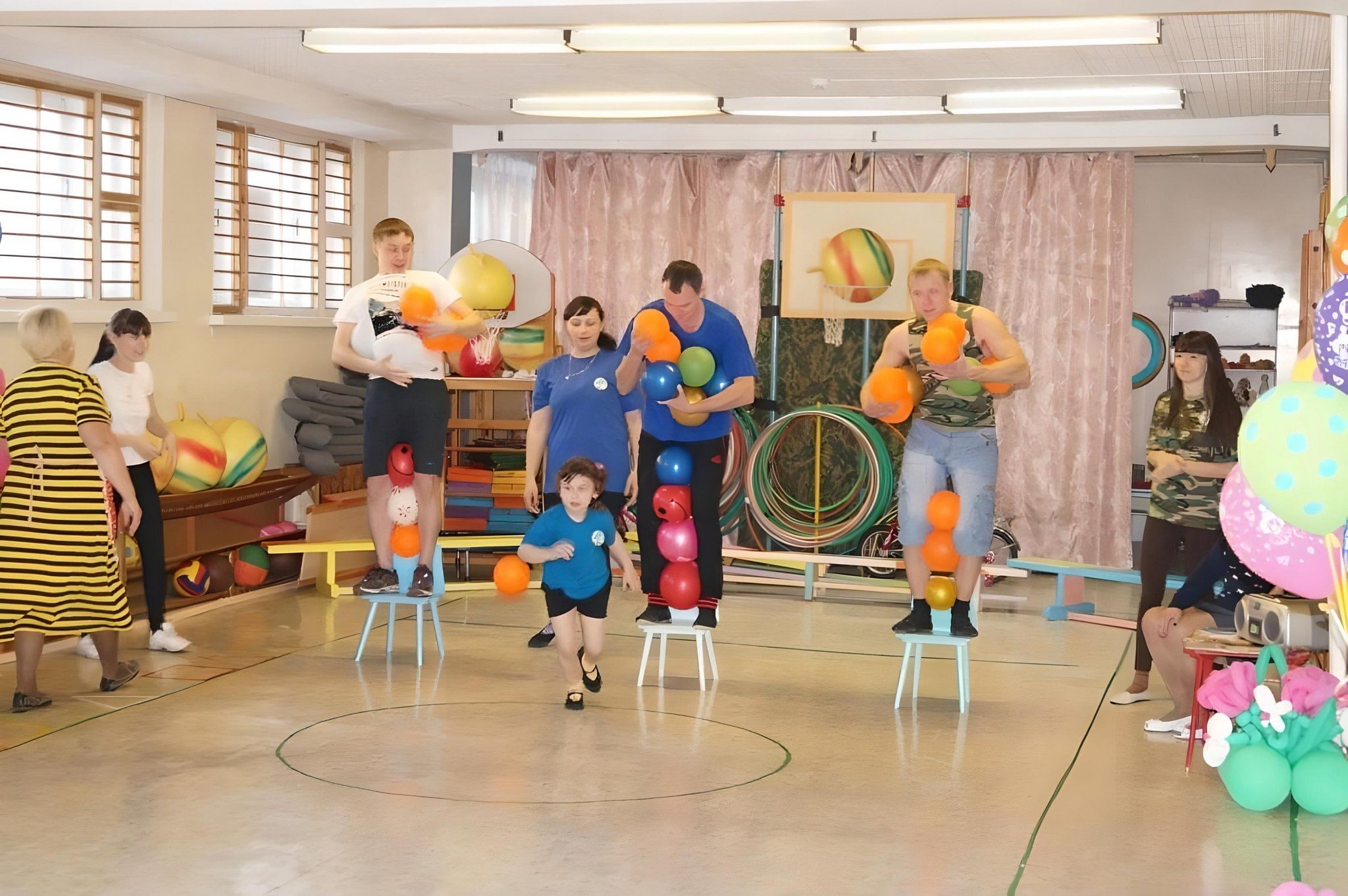 Сценарий спорт мероприятия. Мама папа я спортивная семья конкурсы. Спортивные развлечения в ДОУ. Спортивная эстафета с родителями в садике. Спортивные мероприятия в садике с родителями.