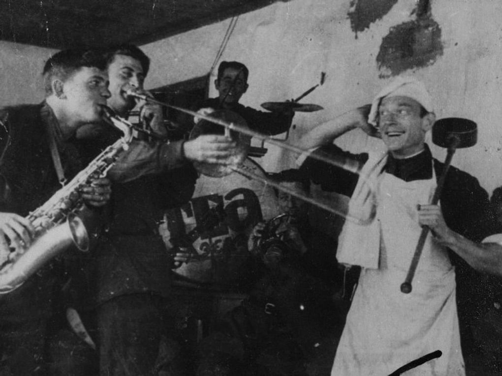 Выступление фронтового джаза. 1942 год. Фотография: Центральный музей Великой Отечественной войны 1941–1945 гг., Москва