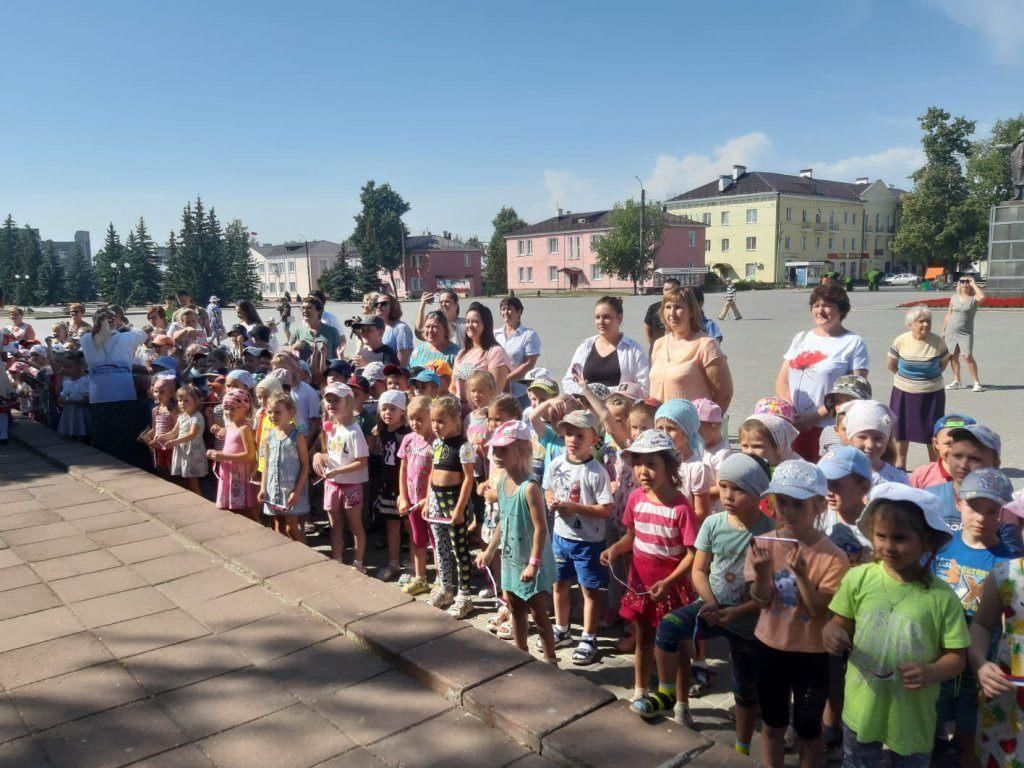 День города навашино. День знаний и патриотическое воспитание. Школа 3 Навашино. Навашино люди. День знаний школьники со спины.