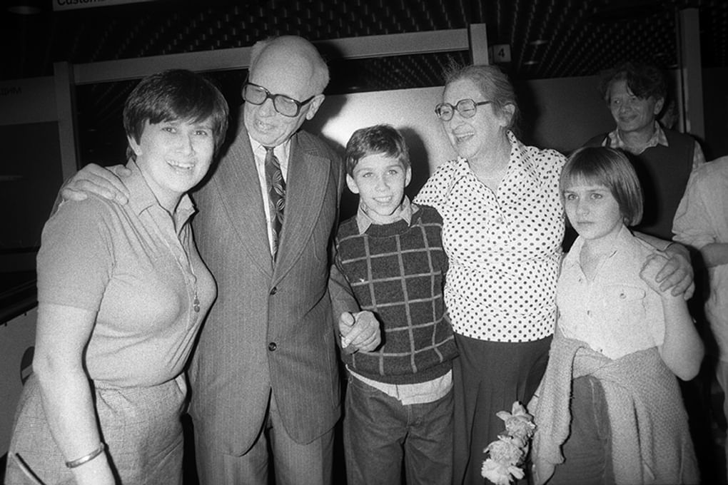 Андрей Сахаров с семьёй. Фотография: moslenta.ru
