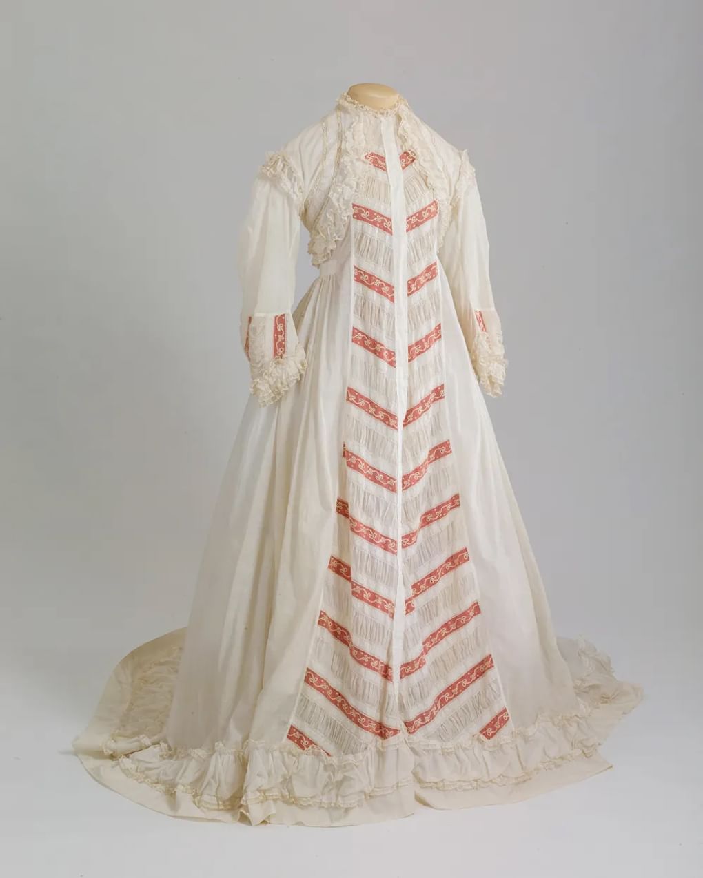 Утреннее платье из белого батиста со шлейфом. 1860-е. Государственный Эрмитаж, Санкт-Петербург