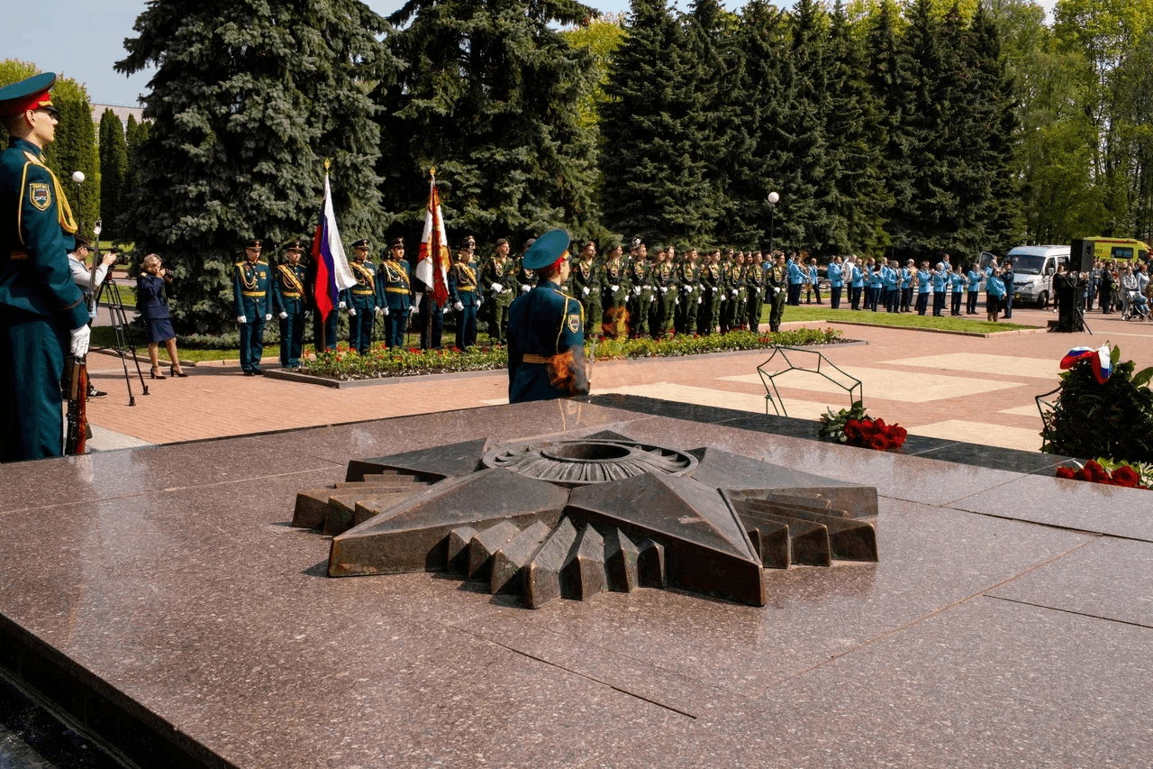 Мемориал павших курск. Мемориальный комплекс памяти павших Курск. Вечный огонь мемориал Курск. Памятник мемориал павших Курск.