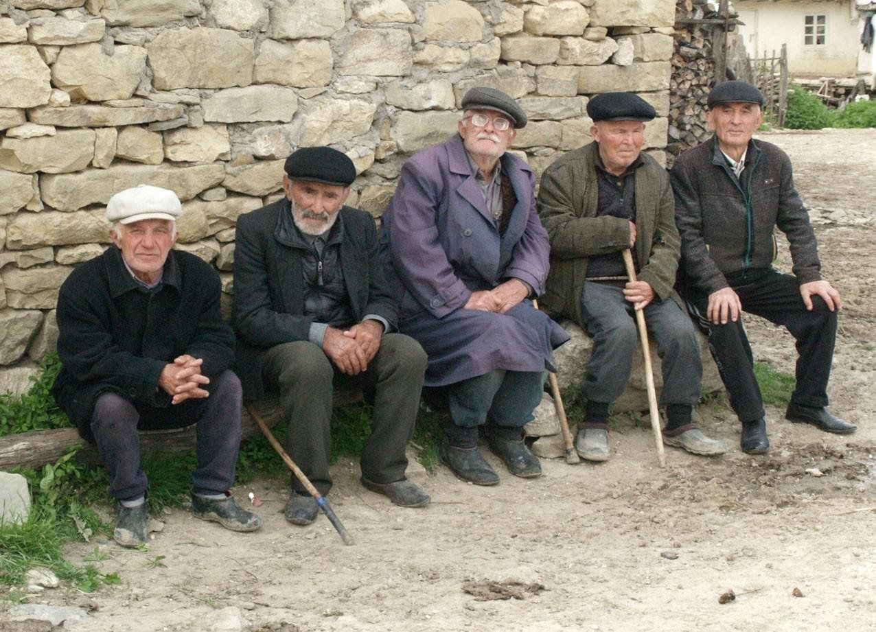 Годекан буйнакск. Горы Дагестан годекан. Горцы Дагестана годекан. Село Канасираги. Аксакалы Дагестана.