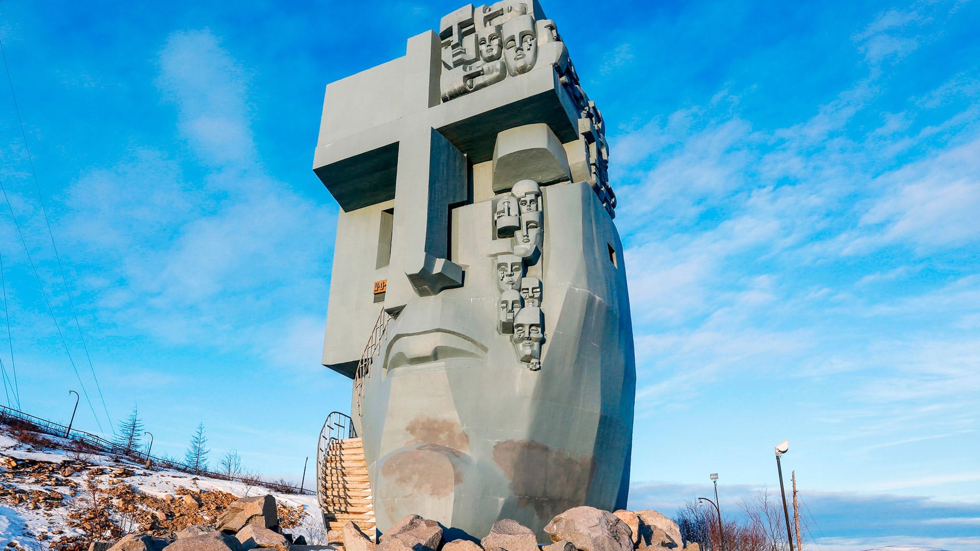 Маска скорби в каких городах. Монумент маска скорби в Магадане. Эрнст неизвестный маска скорби. Эрнст неизвестный маска скорби Магадан. Маска скорби Магадан.