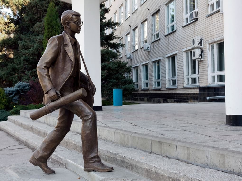 Памятник «Студент, спешащий на занятия» в Тольятти. Фотография: Сергей Хрушков / фотобанк «Лори»
