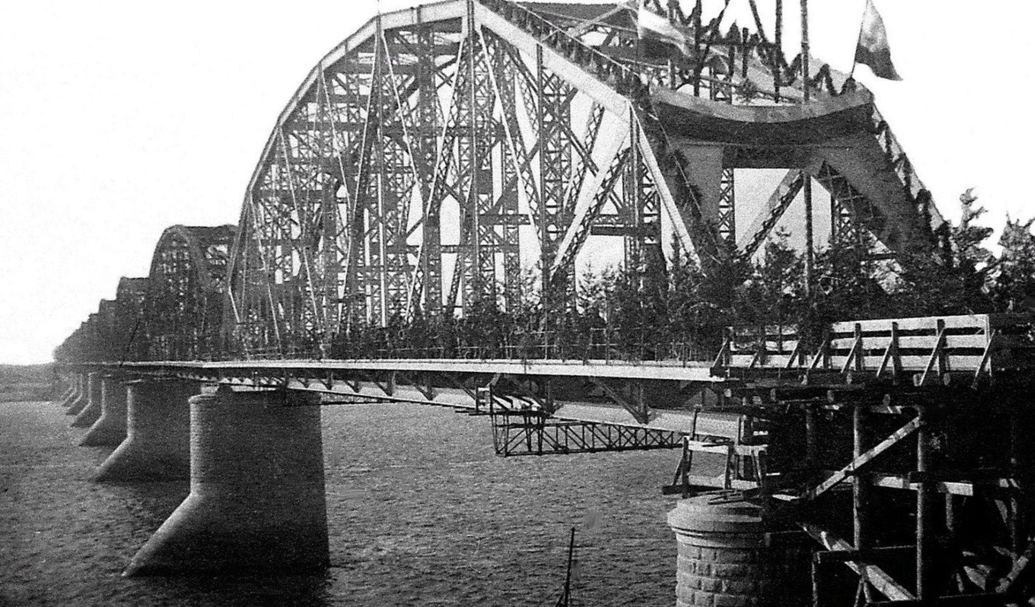 Фото старых мостов. Железнодорожный мост через Амур 1916. Хабаровск мост в 1916. Хабаровский мост на Транссибирской магистрали. Алексеевский мост Хабаровск.