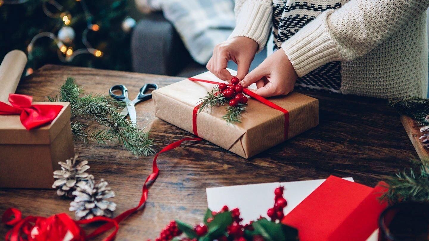 Больше подари. Идеи новогодних подарков. Подарки лайфстайл. Opening Christmas Gifts. Send Gift Christmas.