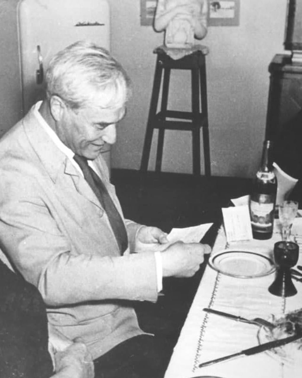 Борис Пастернак с телеграммой о вручении Нобелевской премии. Переделкино, 1958 год. Фотография: Макс Френкель / Собрание семьи Пастернаков / <a href="https://russiainphoto.ru/" target="_blank">russiainphoto.ru</a>