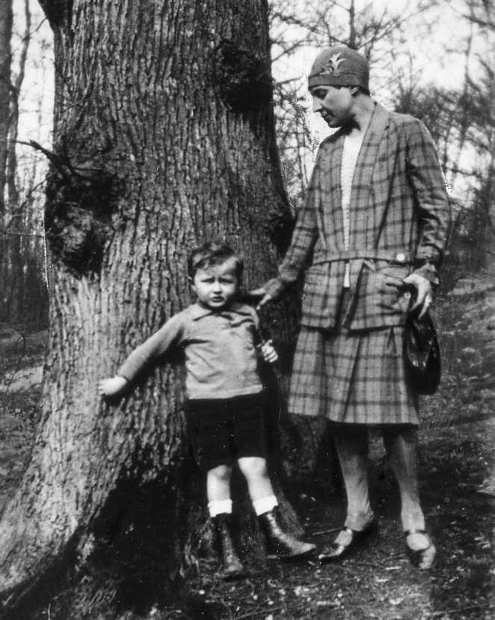 Поэтесса Марина Цветаева с сыном Муром. Медон, Франция, 1928 год. Фотография: Мемориальный Дом-музей Марины Цветаевой в Болшеве, Королев, Московская область