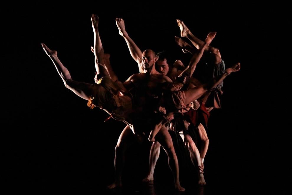 Весь мир танцует. Пилоболус театр. Pilobolus - международно известная танцевальная труппа. Весь мир танцует чингоринго.