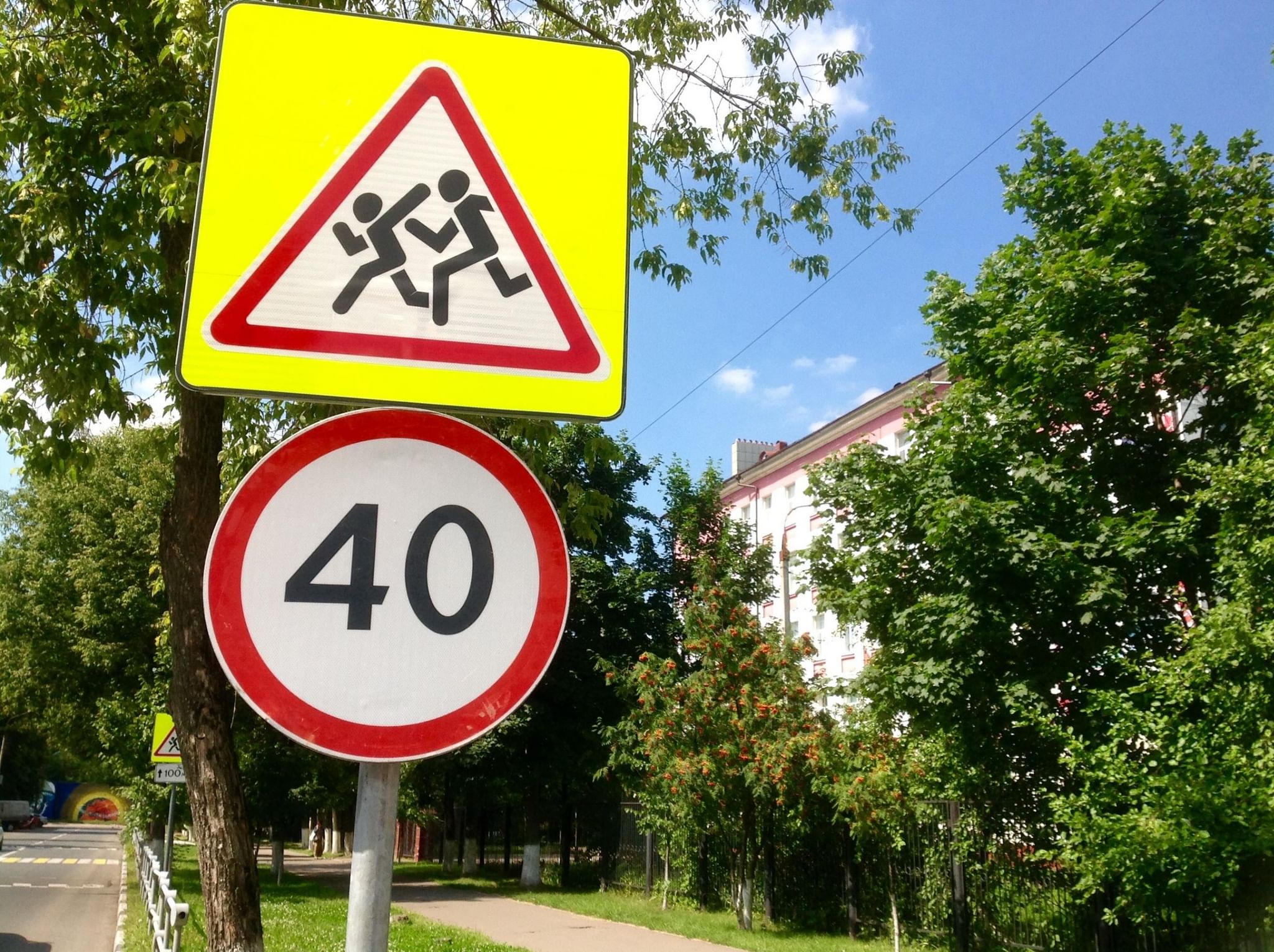 Дорожные знаки вблизи школ