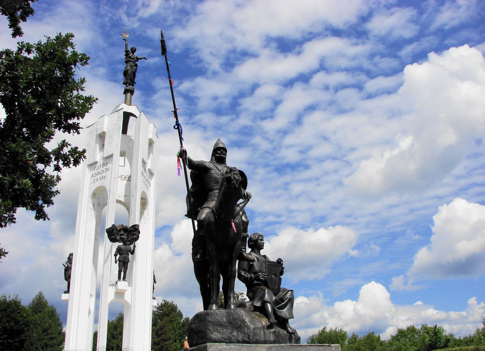 Памятник пересвету в брянске фото