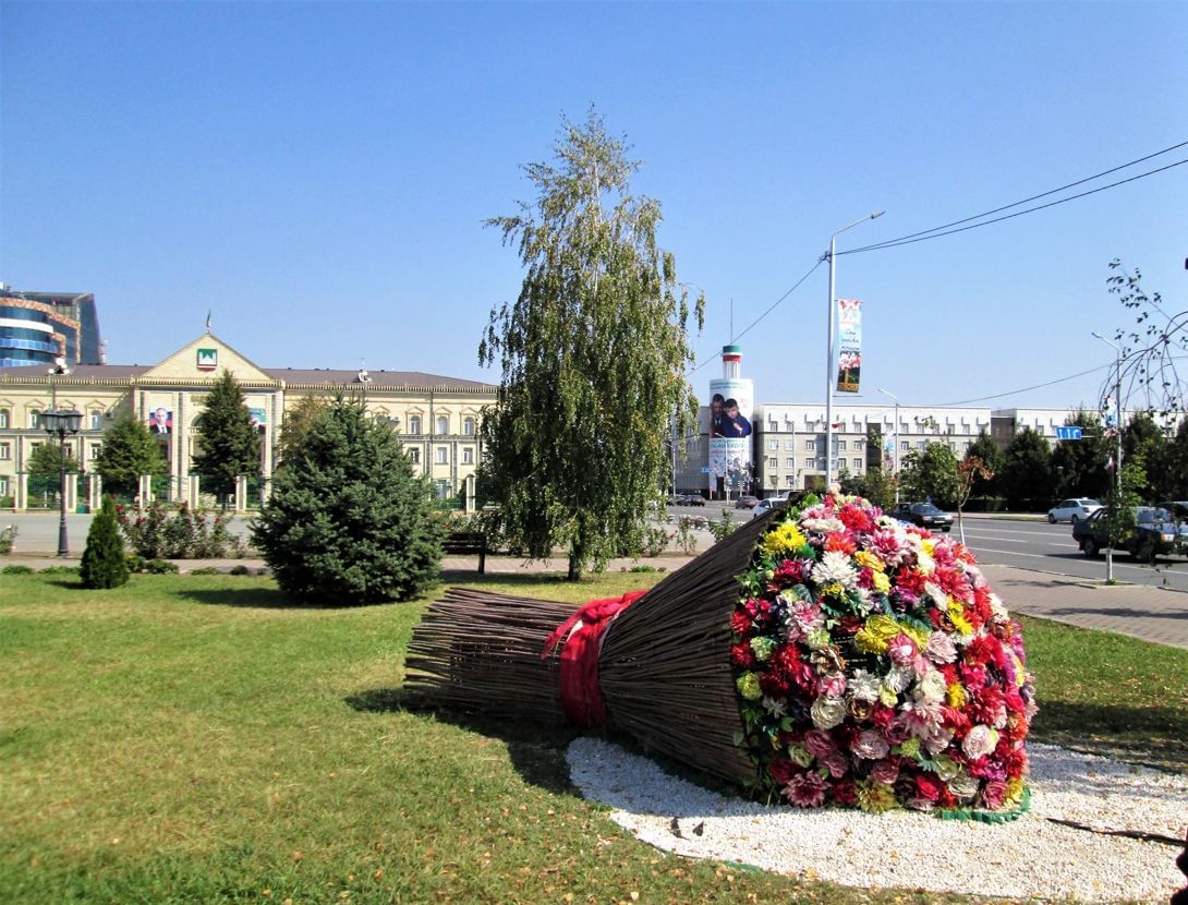 Грозный сквер. Чечня парк цветов. Парк роз Грозный. Парк в Грозном. Грозный сад цветов.