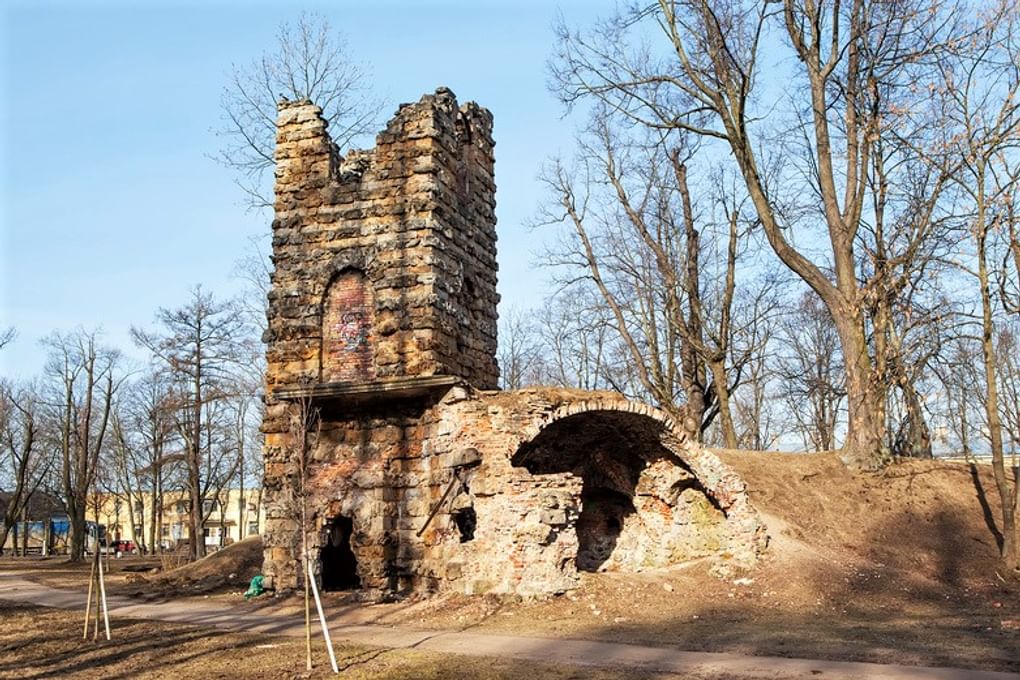 Башня-руина в Орловском парке, Стрельна, Санкт-Петербург. Фотография: Сергей Афанасьев / Фотобанк Лори