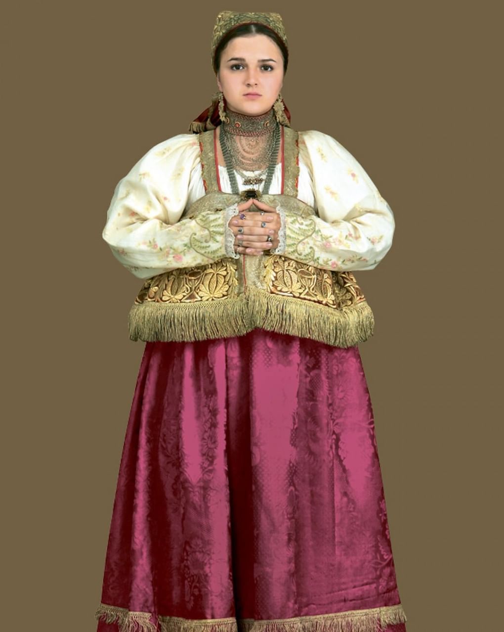 Праздничный костюм, середина XIХ века, Нижегородская область. Фотография из альбома С.А. Глебушкина «Традиционный русский костюм ХIХ — начала ХХ века из собрания Сергея Глебушкина» (издательство «Северный паломник», 2008)