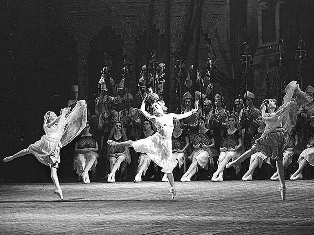Сцена из балета Мариуса Петипа «Баядерка». Ленинградский государственный академический театр оперы и балета им. С.М. Кирова, Ленинград, 1987 год. Фотография: Валентин Барановский / Санкт-Петербургский государственный музей театрального и музыкального искусства, Санкт-Петербург