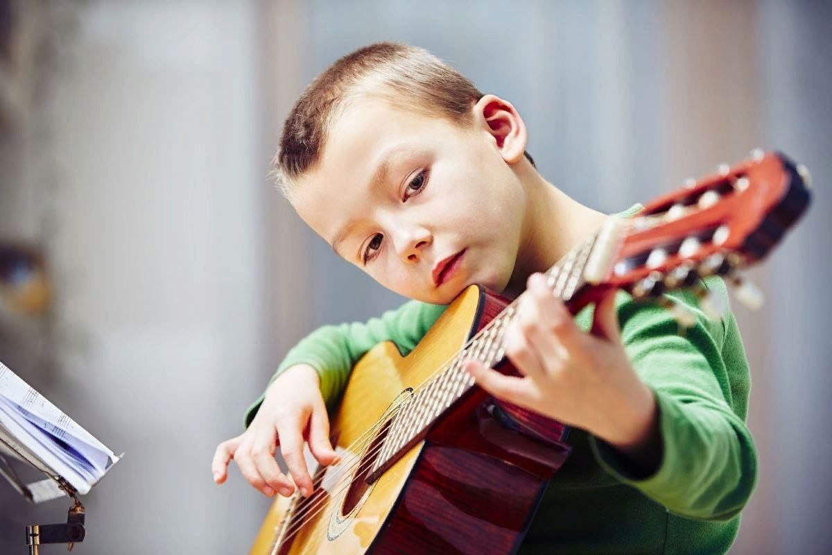 Уроки музыки. Дети музыканты. Игра на музыкальных инструментах. Музыкальные инструменты для детей. Дети играющие на инструментах.
