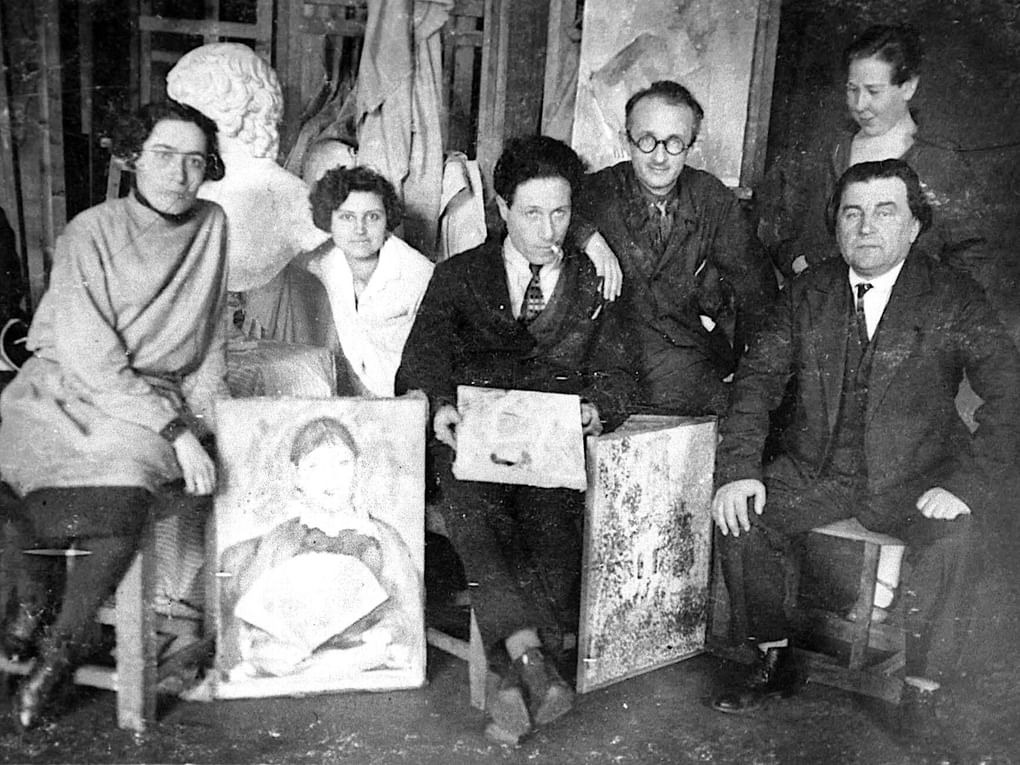 Казимир Малевич с учениками. 1-я половина XX века. Фотография: ТАСС
