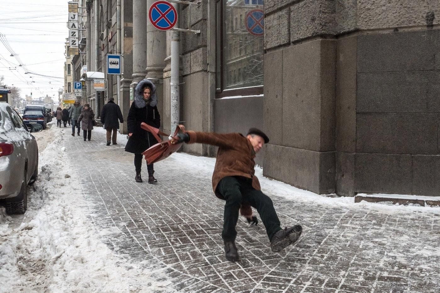 Гололед на тротуаре. Скользко на улице. Зима гололед. Гололед на дороге. Сильный гололед.